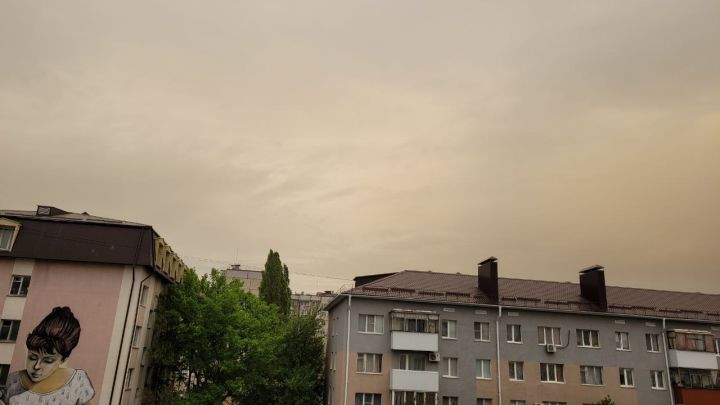Учёные БелГУ объяснили причину странного цвета неба над Белгородом