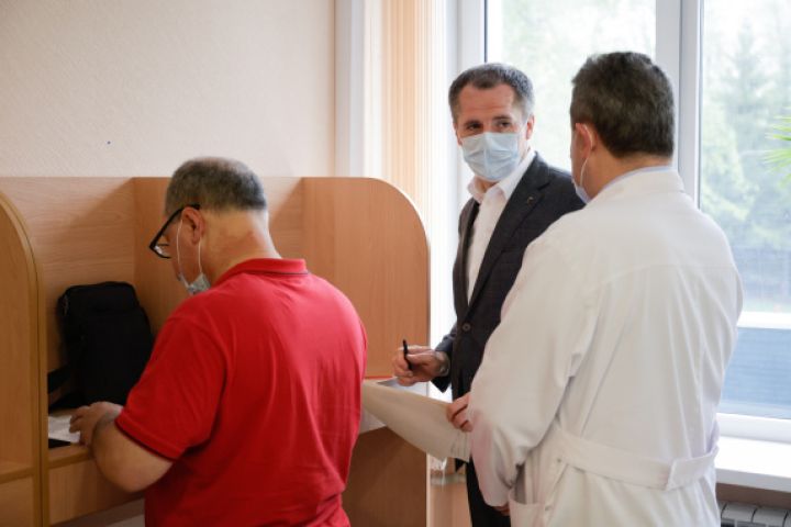 Вячеслав Гладков: «400 млн рублей выделены на льготные лекарства для лечения сложных заболеваний»