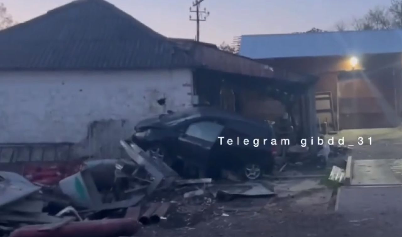 В Ракитном иномарка вылетела с дороги и снесла забор частного дома