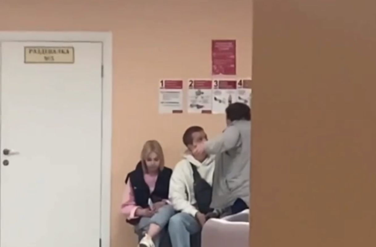 «Позор иметь таких сотрудников» — женщина выгнала из&nbsp;здания ледовой арены людей во&nbsp;время сигнала ракетной опасности