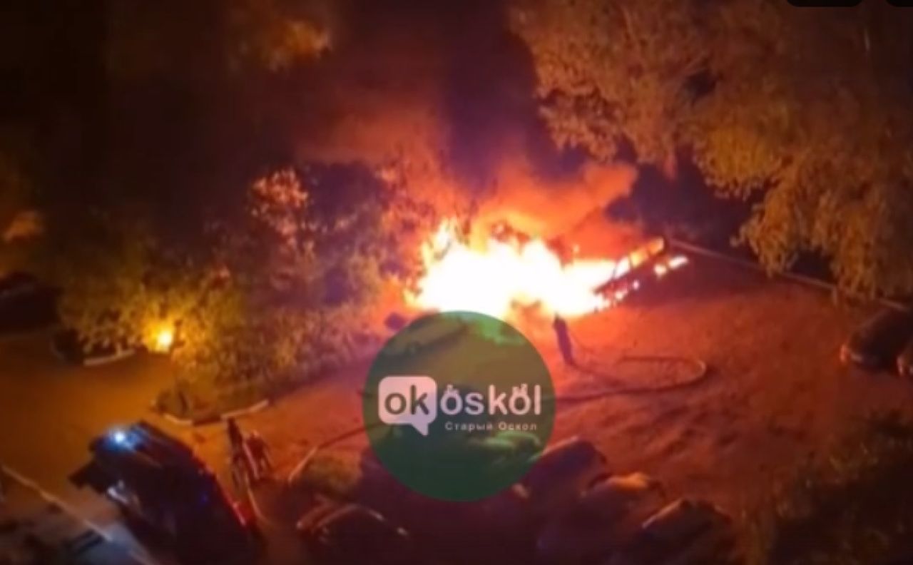 В Старом Осколе подожгли стоянку с машинами