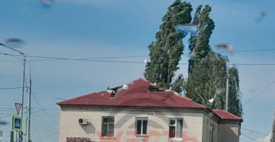 В Белгороде ветер выбил окно и снес крышу магазина