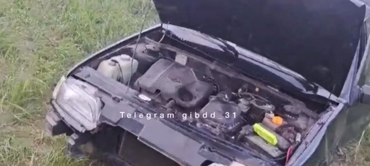 Начинающий водитель угодил в дорожную яму и попал в аварию