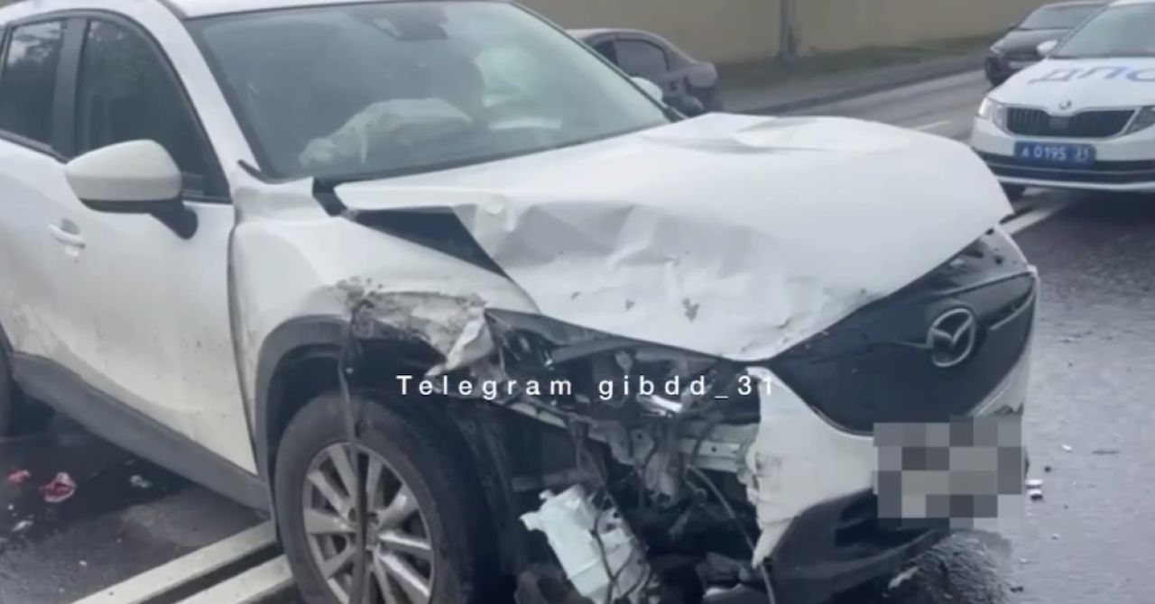 В Белгороде две иномарки столкнулись на улице Чичерина