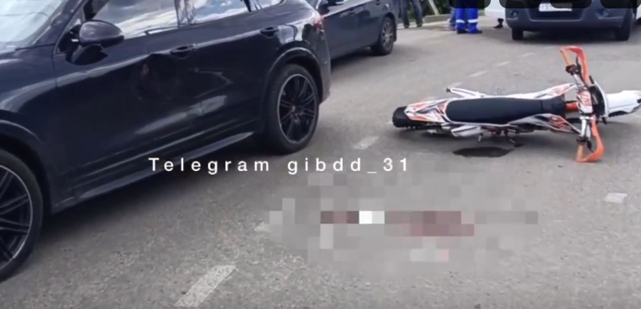 Двое подростков на питбайке попали под колеса премиальной иномарки