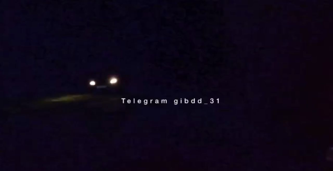 В Белгородской области женщина вышла под колеса автомобиля на темной трассе