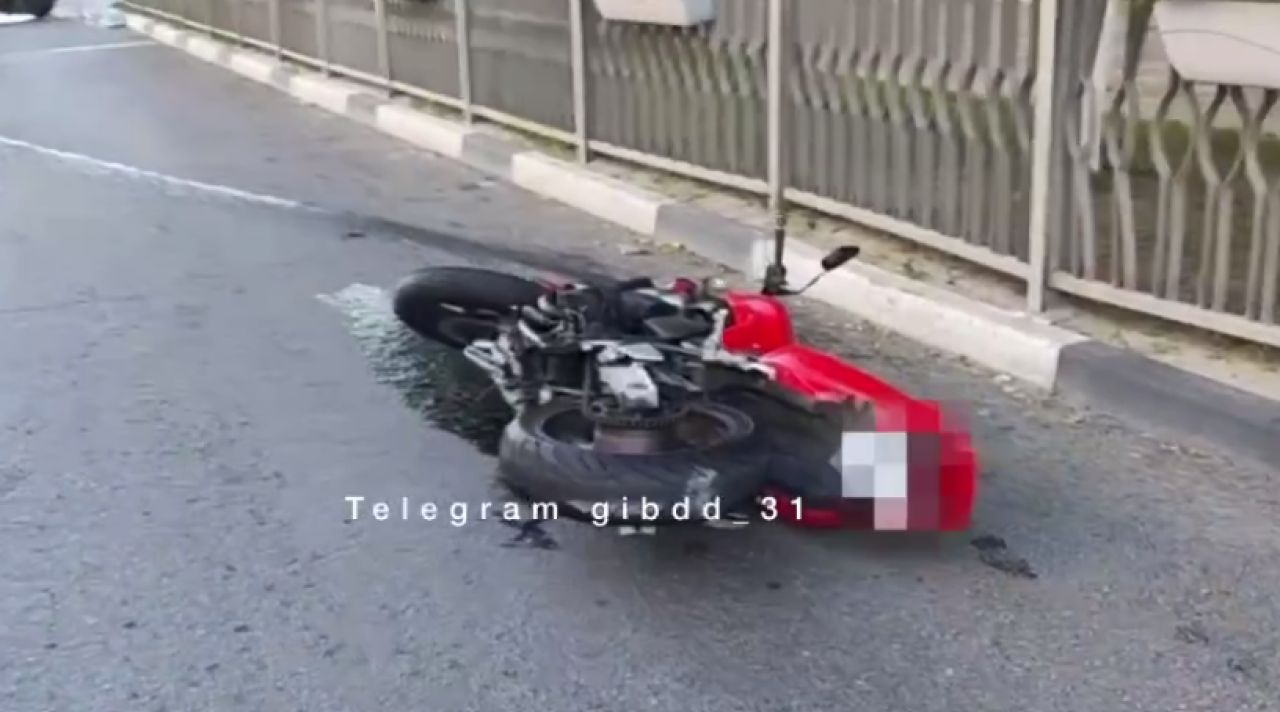 В Старом Осколе внедорожник проехал перекресток на красный свет и сбил байкера