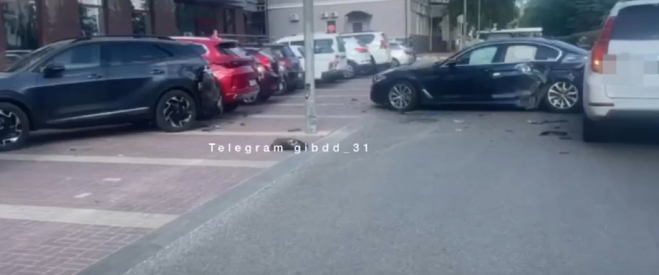 В центре Белгорода случилась массовая авария в парковочном кармане