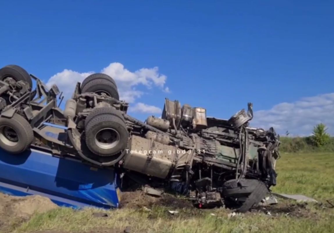 В Белгородской области на трассе перевернулся тягач