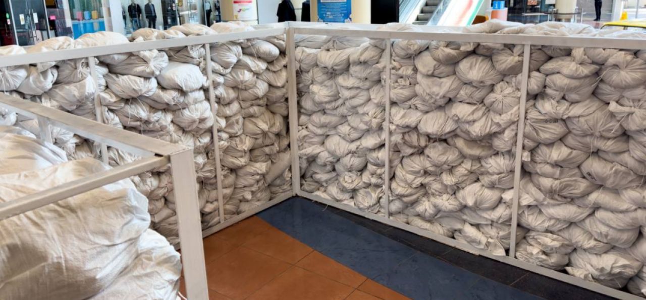 В Белгороде в торговом центре соорудили укрытия из мешков с песком