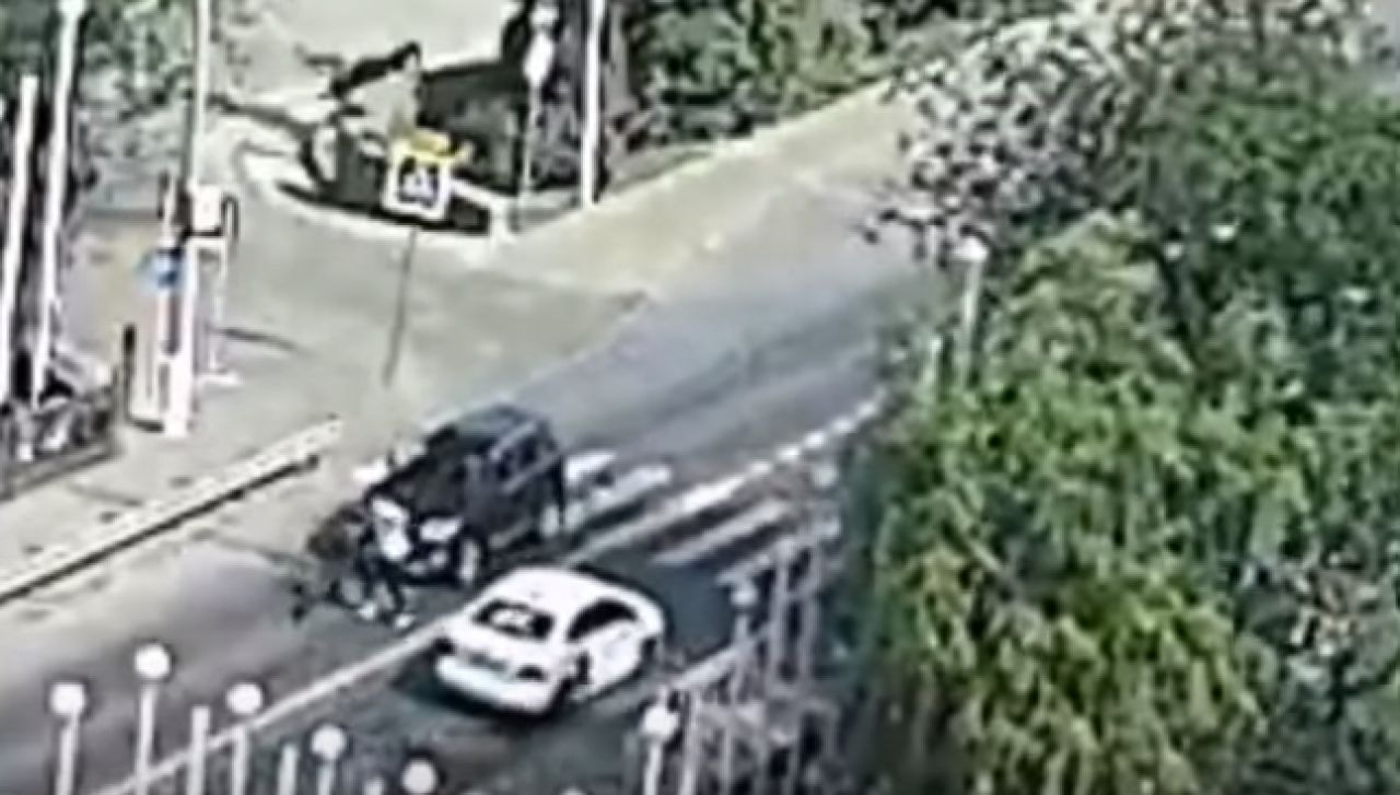 В Белгороде велосипедист прокатился на&nbsp;капоте машины вместе с&nbsp;железным конем