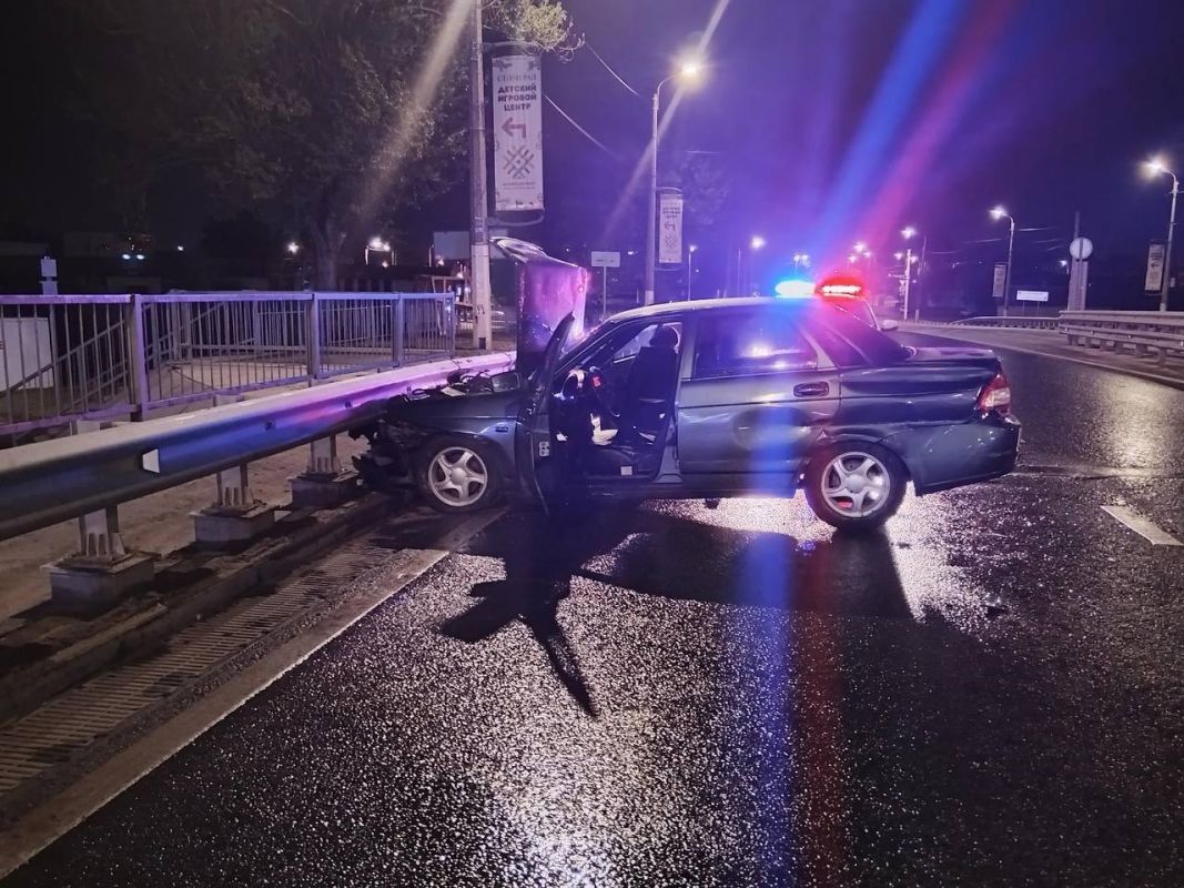 В Белгороде машина с двумя девушками влетела в отбойник - Новости Белгорода