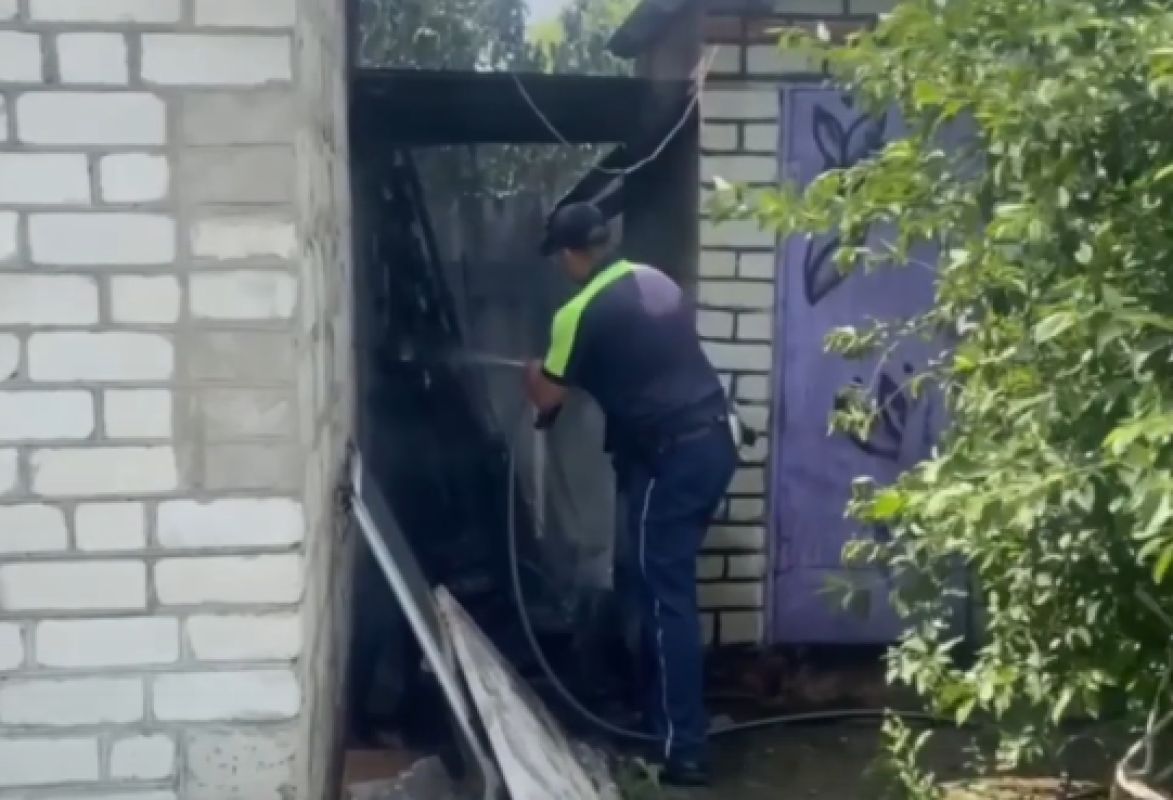Инспекторы ДПС потушили пожар возле частного дома из шланга для огорода