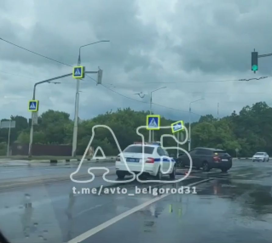 В Белгороде машина сбила дорожный знак