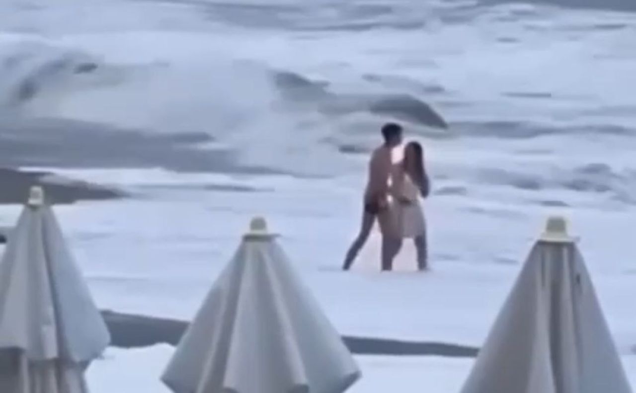 Мощные волны сбили с&nbsp;ног и&nbsp;унесли в&nbsp;море 20-летнюю жительницу Черноземья (ВИДЕО)