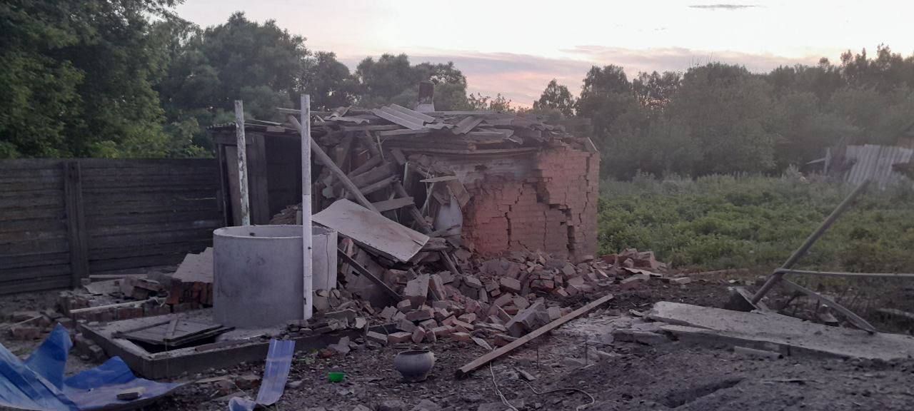 Украинский боеприпас ранил жительницу приграничья во дворе дома