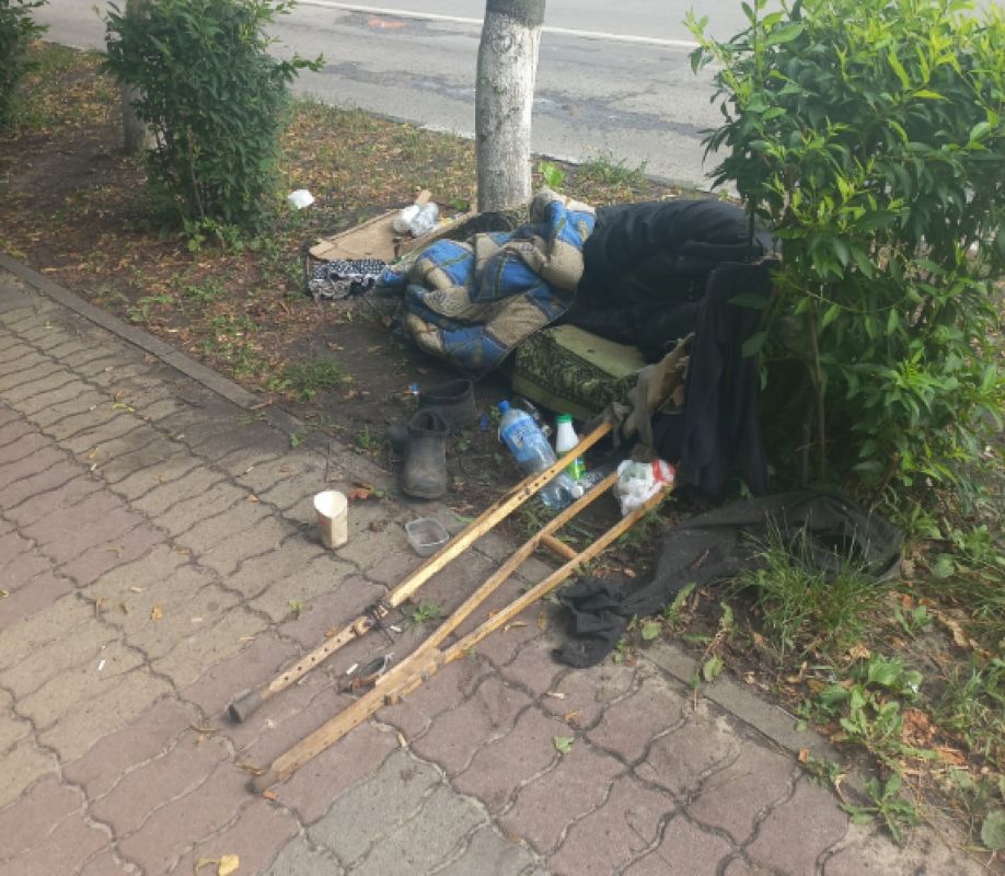 В Старом Осколе два бомжа оккупировали территорию возле детской поликлиники