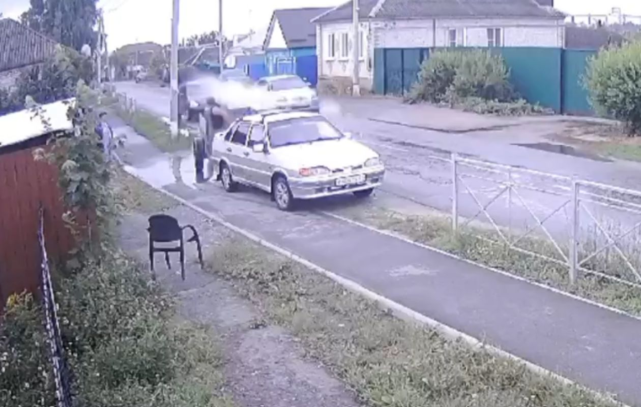 В Белгородской области водитель окатил человека из лужи и получил штраф