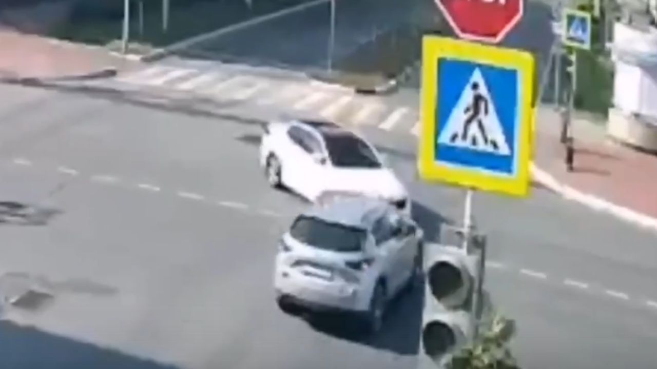 Столкновение двух машин в центре Белгорода запечатлела камера