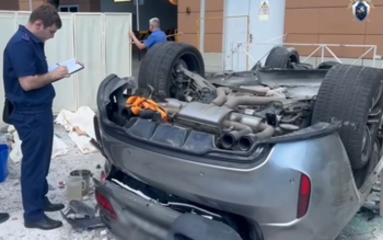 Ребёнок, беременная женщина и&nbsp;водитель погибли, вылетев на&nbsp;БМВ с&nbsp;третьего этажа (ВИДЕО)