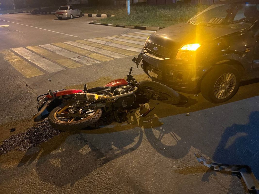 В Строителе машина сбила двух подростков на мотоцикле