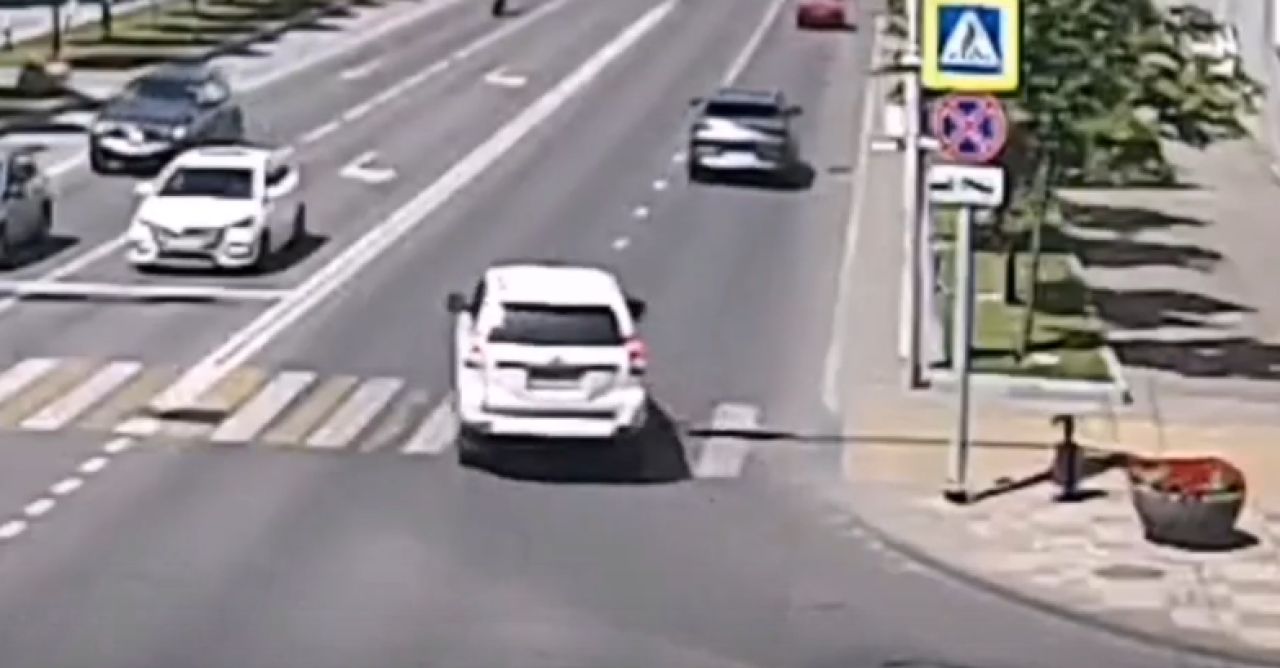 В Белгороде внедорожник сбил двух пешеходов напротив площади