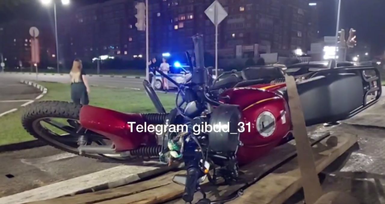 В Старом Осколе автомобиль сбил мопед с молодым человеком