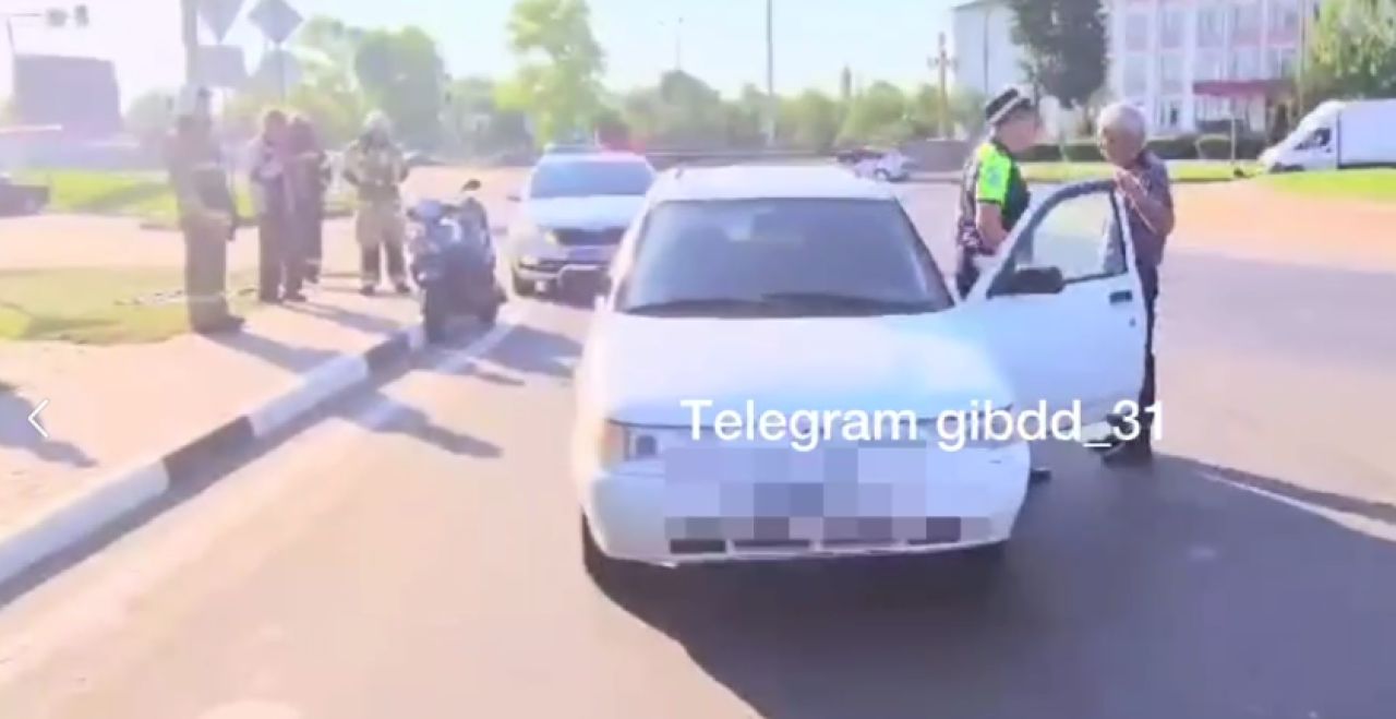В Белгородской области скутерист попал в обидную аварию на кольцевой развязке