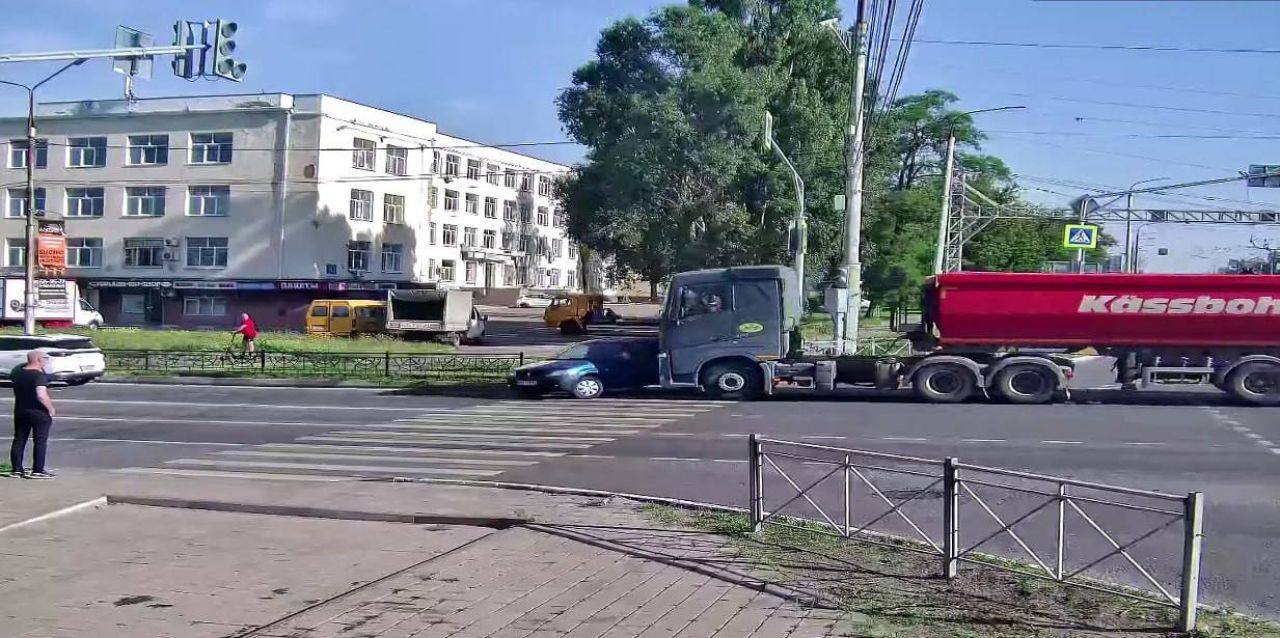 В Белгороде ДТП с грузовиком спровоцировало пробку на Студенческой