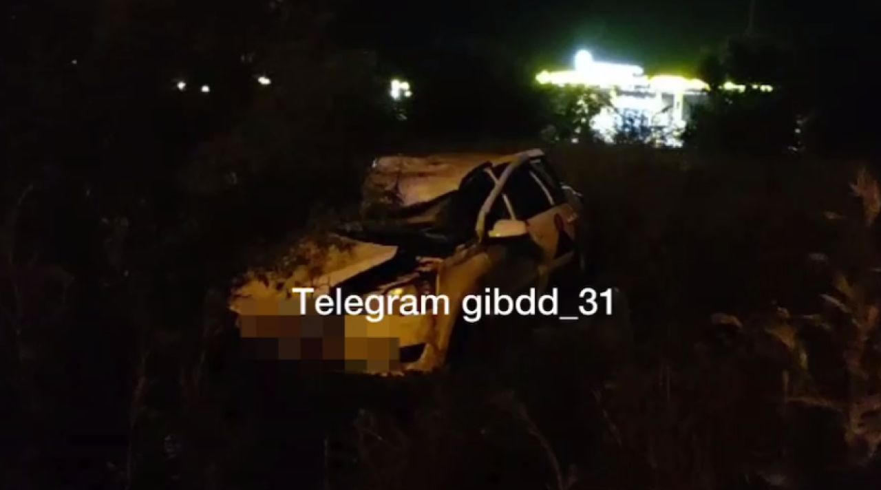 В Старом Осколе иномарка сбила столб на мокрой дороге – погиб водитель