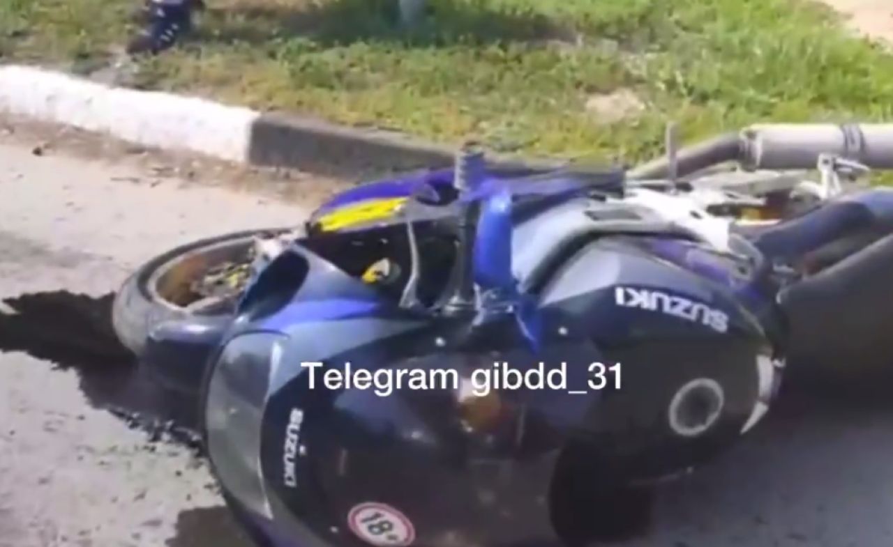 В Алексеевке мотоциклист пытался обогнать машину и врезался в нее