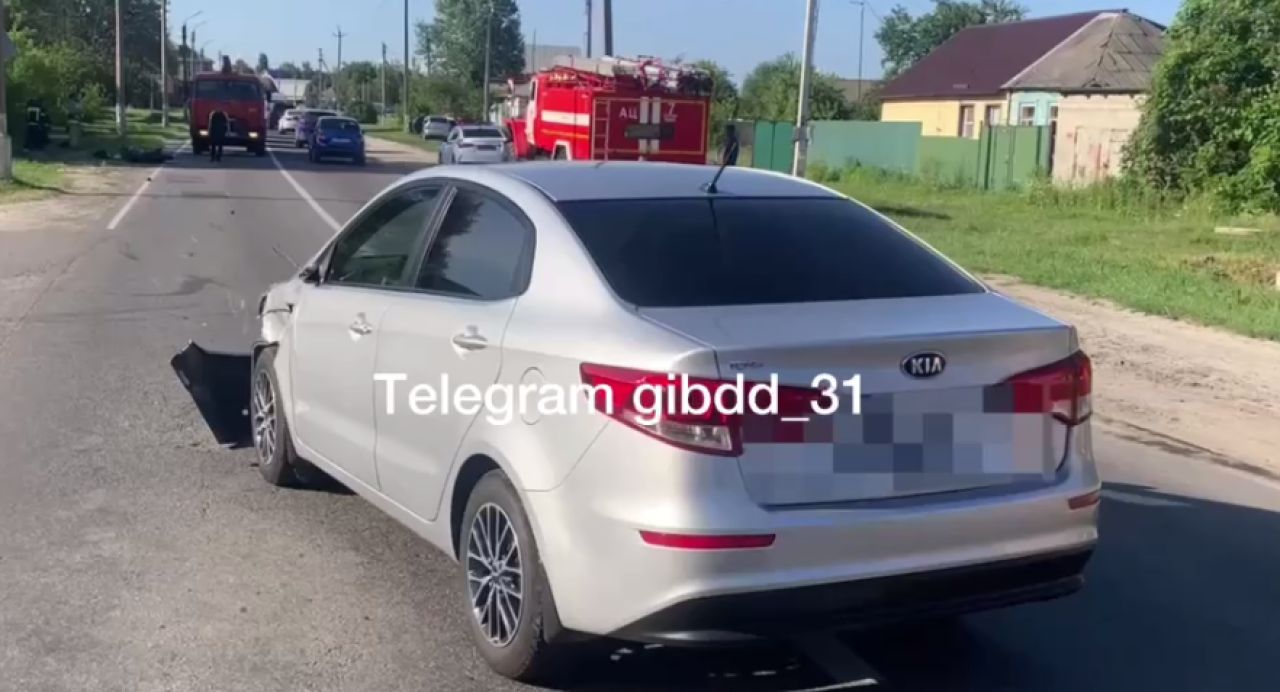 В Старом Осколе юноша и девушка на мотоцикле влетели в автомобиль