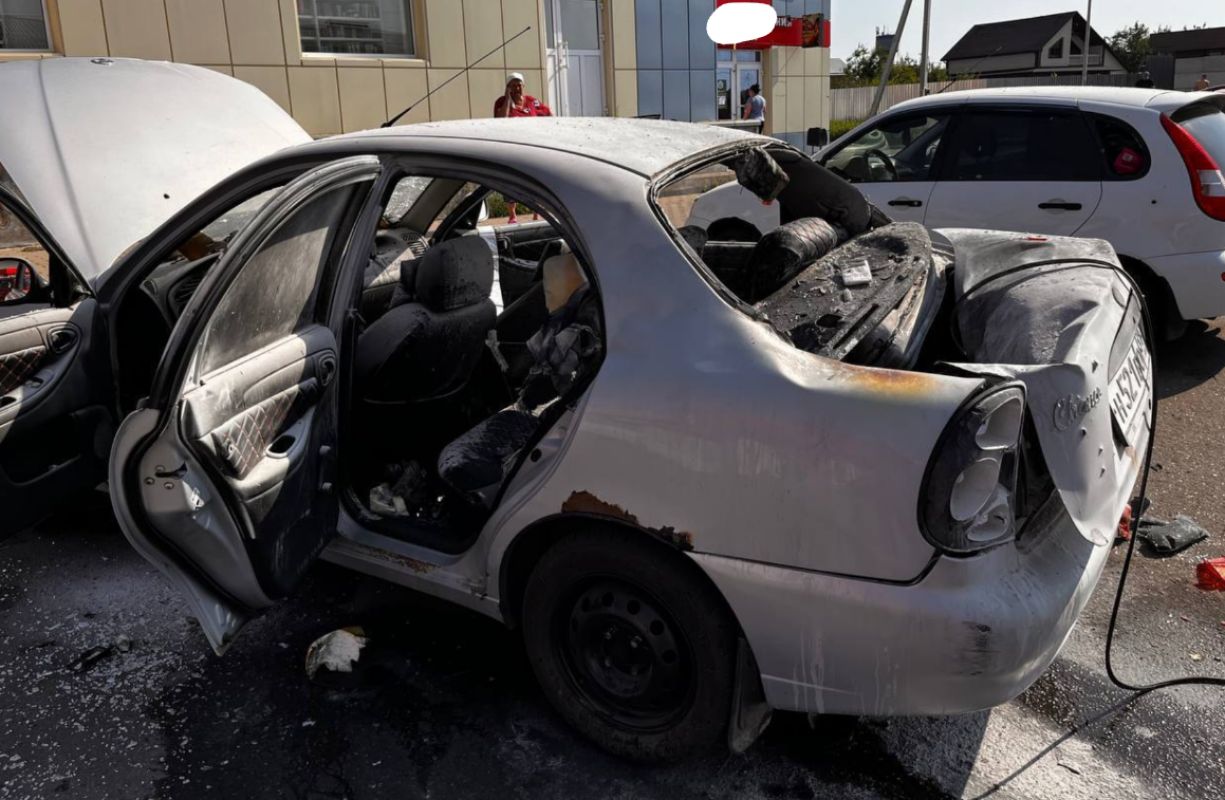 В Октябрьском беспилотник ранил двух мужчин и изуродовал машину