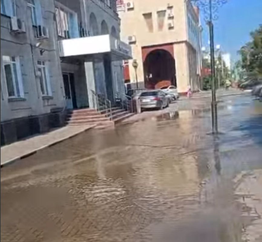 В центре Белгорода вода залила улицу