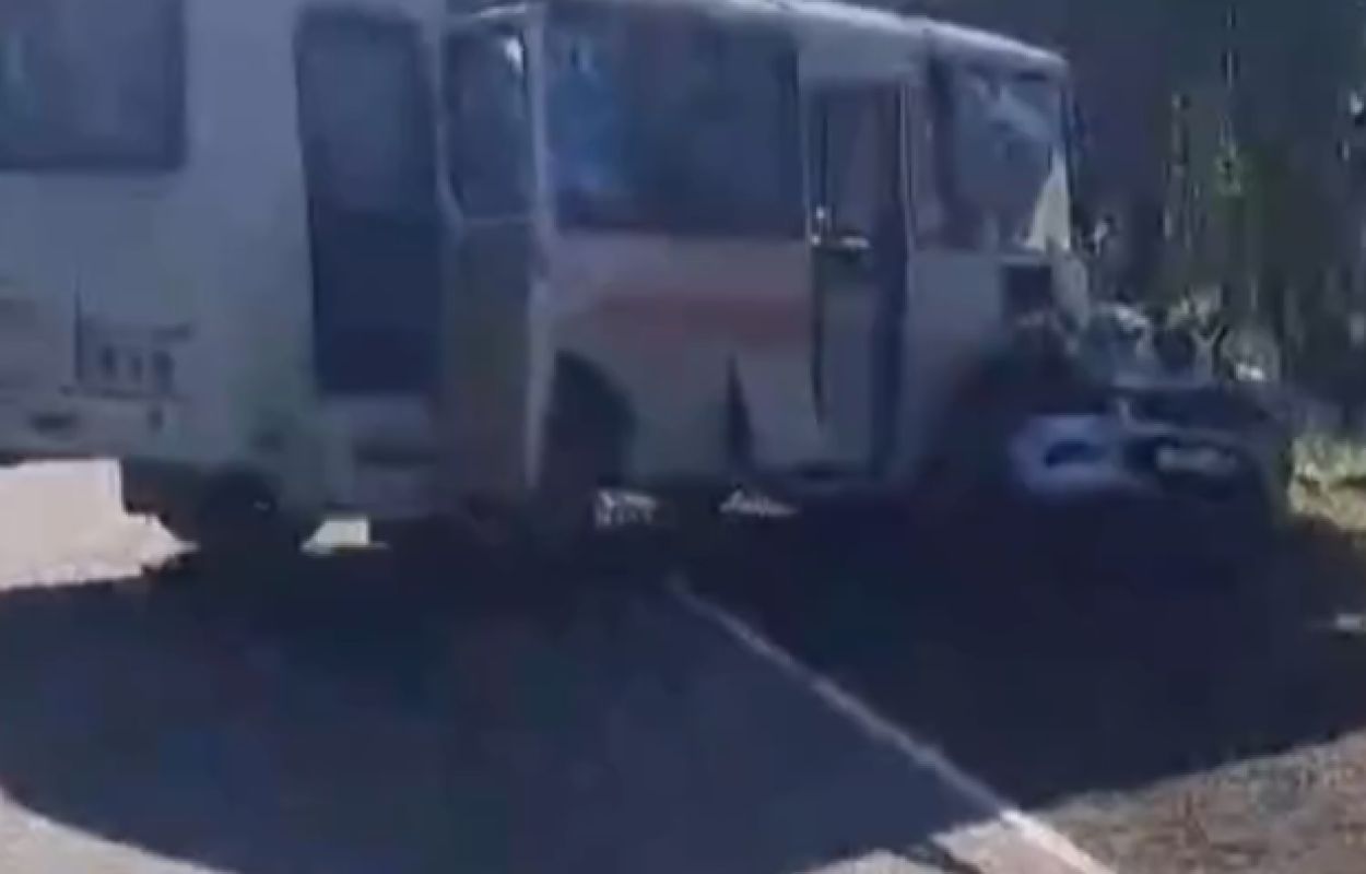 В Белгородской области легковушка попала под колеса автобуса – погиб молодой человек