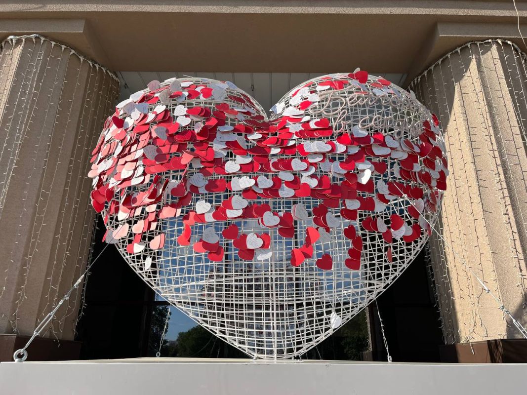 Культурный центр «Октябрь» украсили необычным сердцем