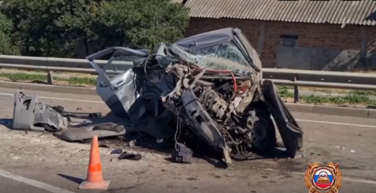 В Белгородской области легковушка разбилась вдребезги после столкновения с дорожным барьером