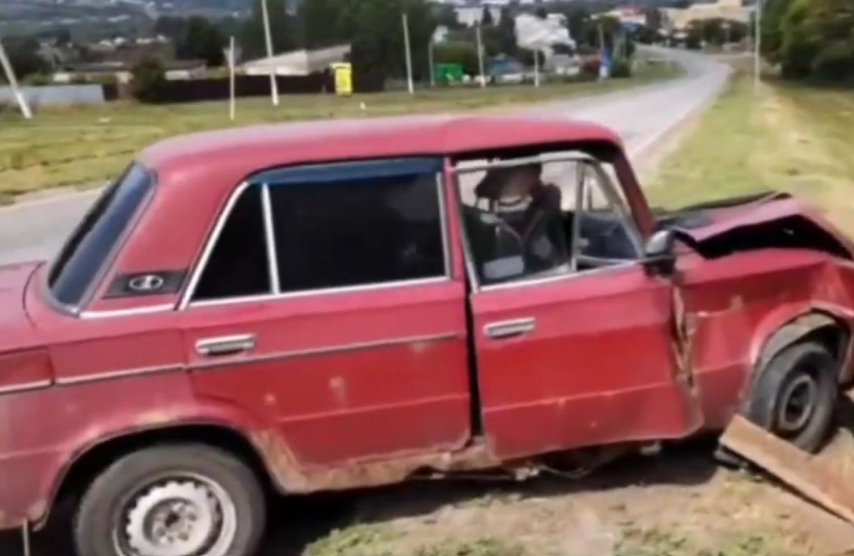 В Бехтеевке парень и девушка на «Жигулях» влетели в столб в попытках избежать аварии