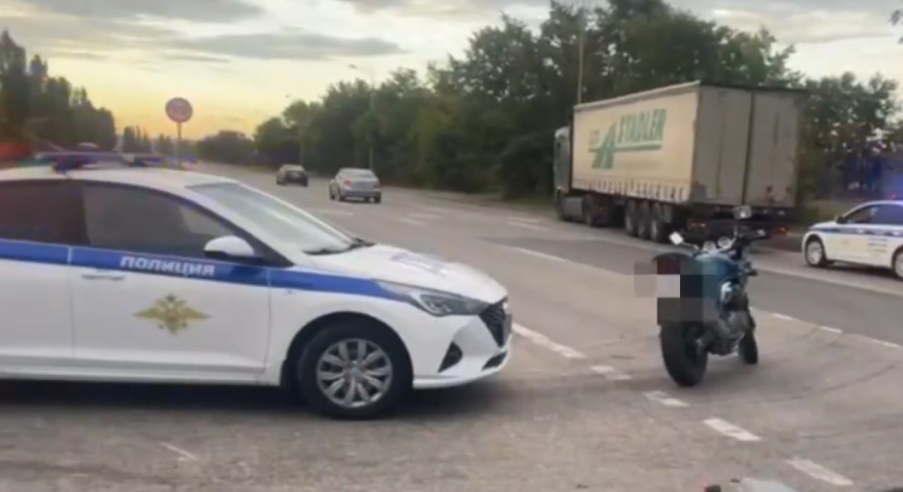 В Старом Осколе фура разворачивалась и спровоцировала ДТП с двумя мотоциклами