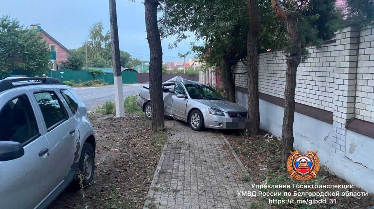 В Шебекино молодая женщина на иномарке влетела в фонарный столб