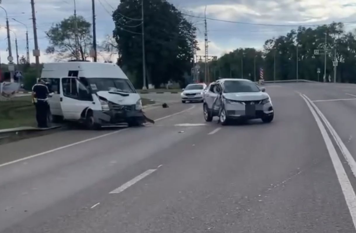 Под Белгородом два человека пострадали в аварии с микроавтобусом