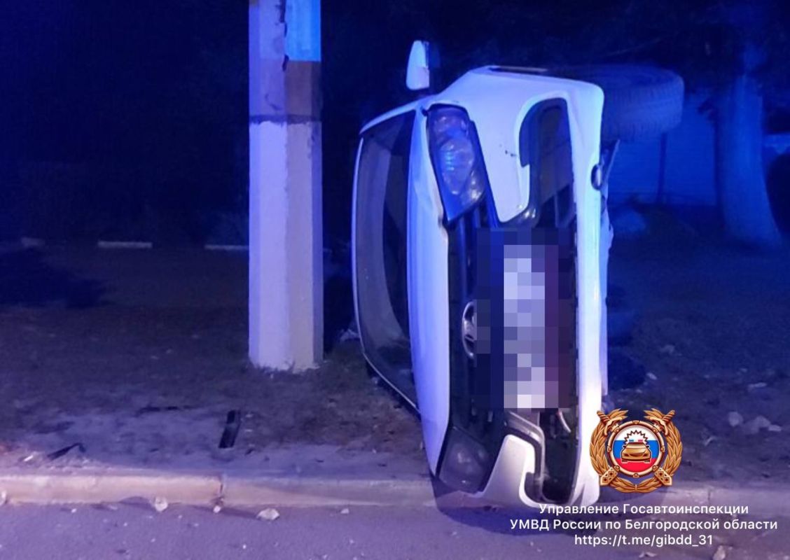 В Белгороде перевернулась легковушка с молодыми людьми