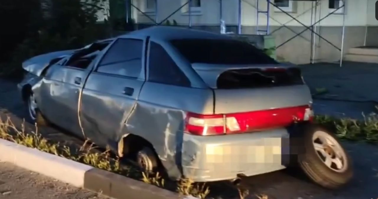 В Старом Осколе пьяный водитель зацепился за бордюр и перевернул машину