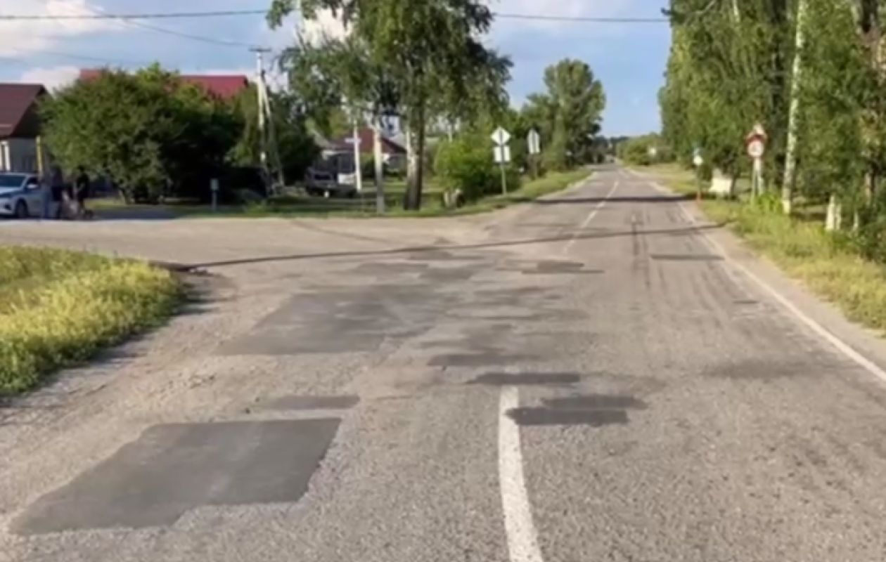 В Белгородской области подросток на мопеде вылетел с дороги и сбил женщину