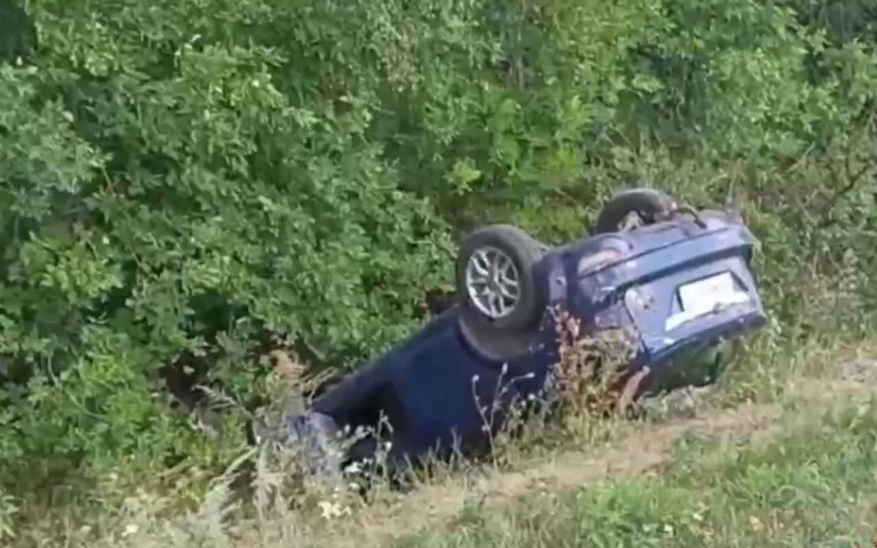 В Белгородской области перевернулась иномарка с женщиной внутри