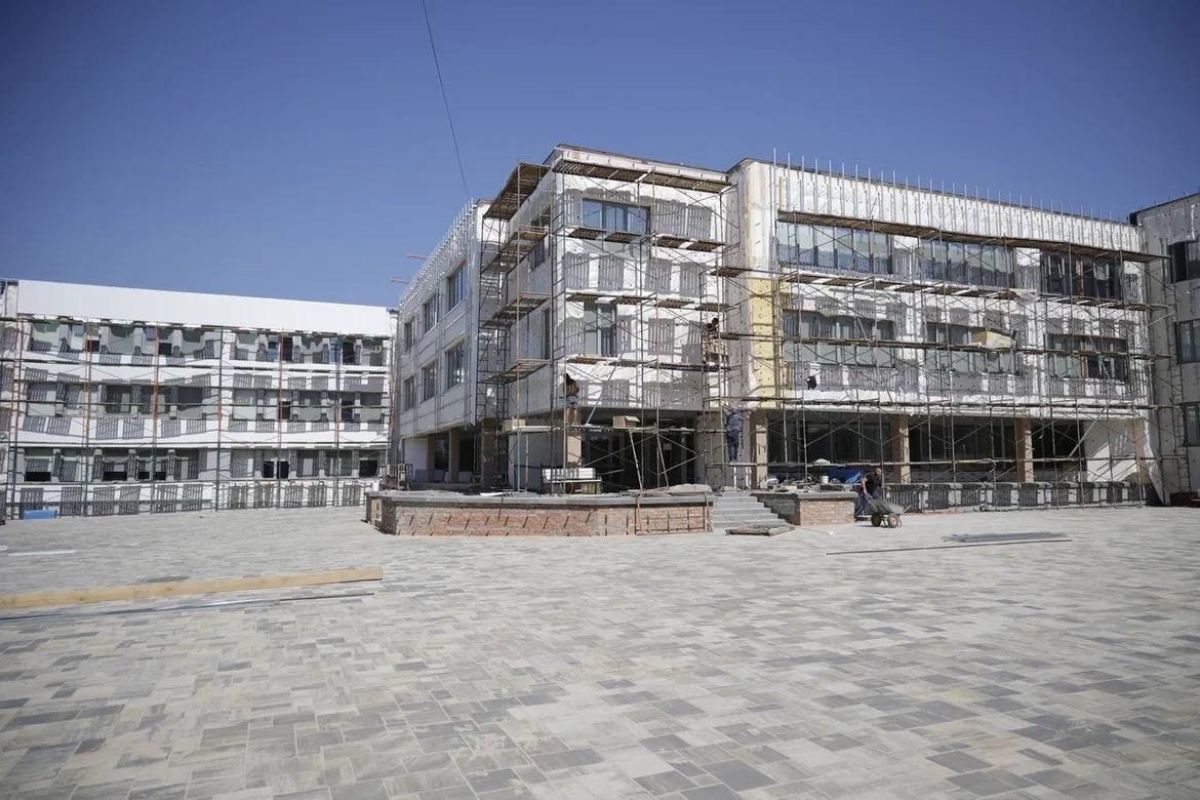 Школы города Строителя переведут на односменный режим