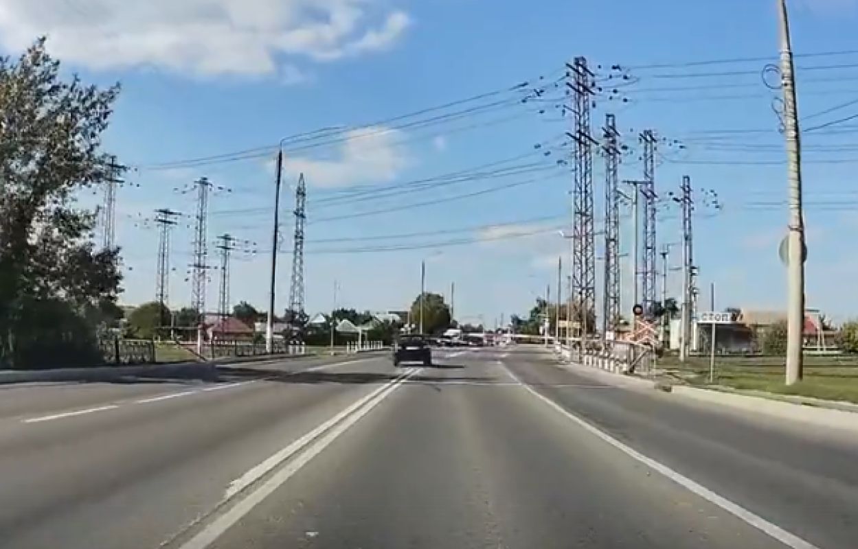 В Белгороде водитель пролетел по железнодорожному переезду, несмотря на закрытый шлагбаум