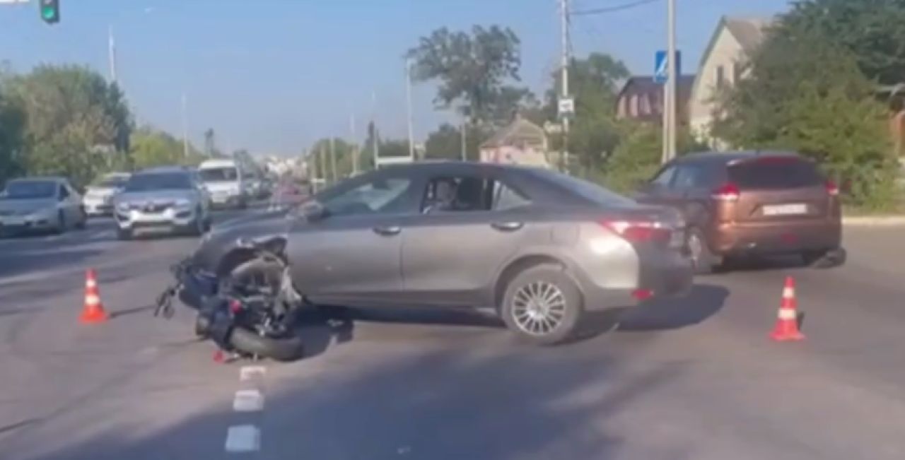 В Белгороде водитель иномарки разворачивался и сбил мотоциклиста