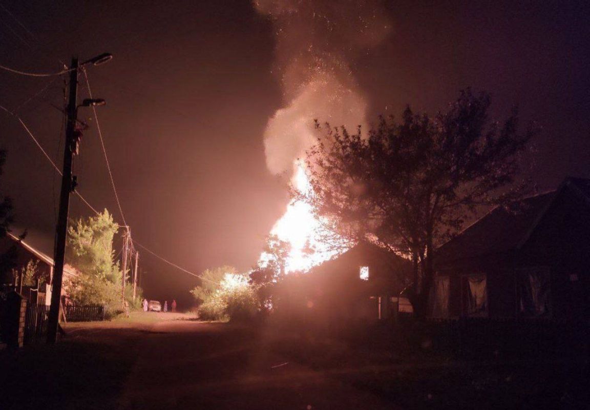 В Новой Таволжанке из-за обстрела сгорел дом на двух хозяев