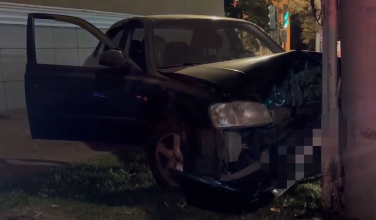 В центре Белгорода иномарка с компанией молодежи влетела в столб